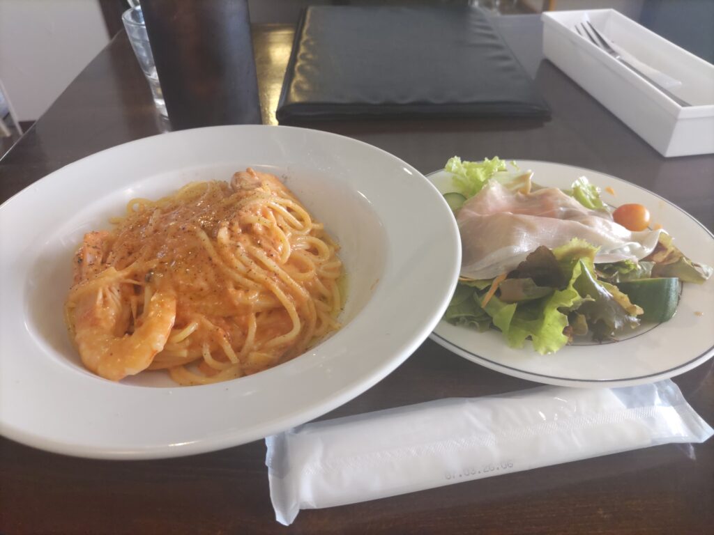 呑めるパスタ屋esさんの天使のエビのトマトクリームソース