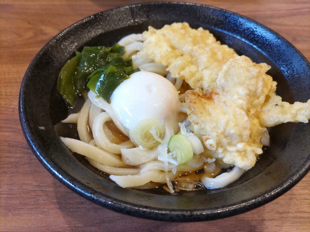 手打ちうどんわだやさんの温かい鶏天温玉ぶっかけうどん800円