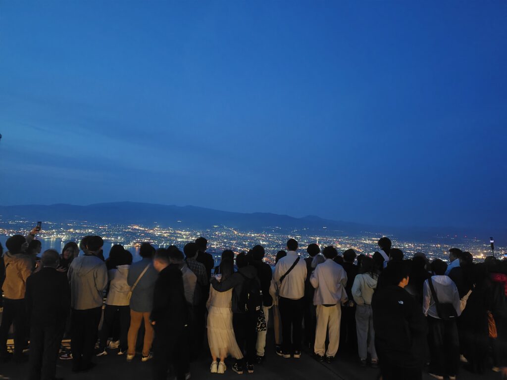 函館山からの夜景を見る人たちの後ろ姿。平日でこれ。休日は地獄になると思う。