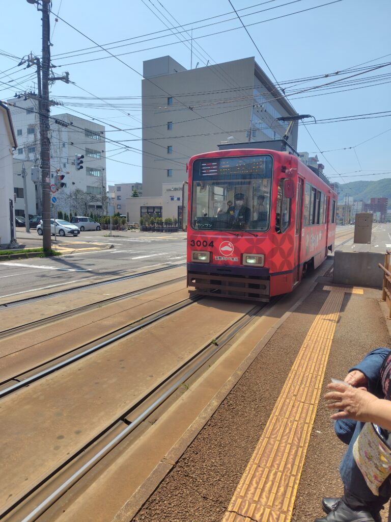 函館の路面電車。観光客が多くけっこう揺れる。