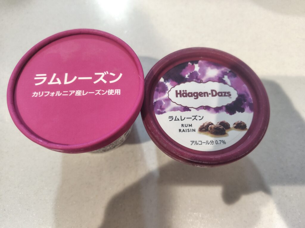 OKストアのラムレーズンとハーゲンダッツのラムレーズンのパッケージ