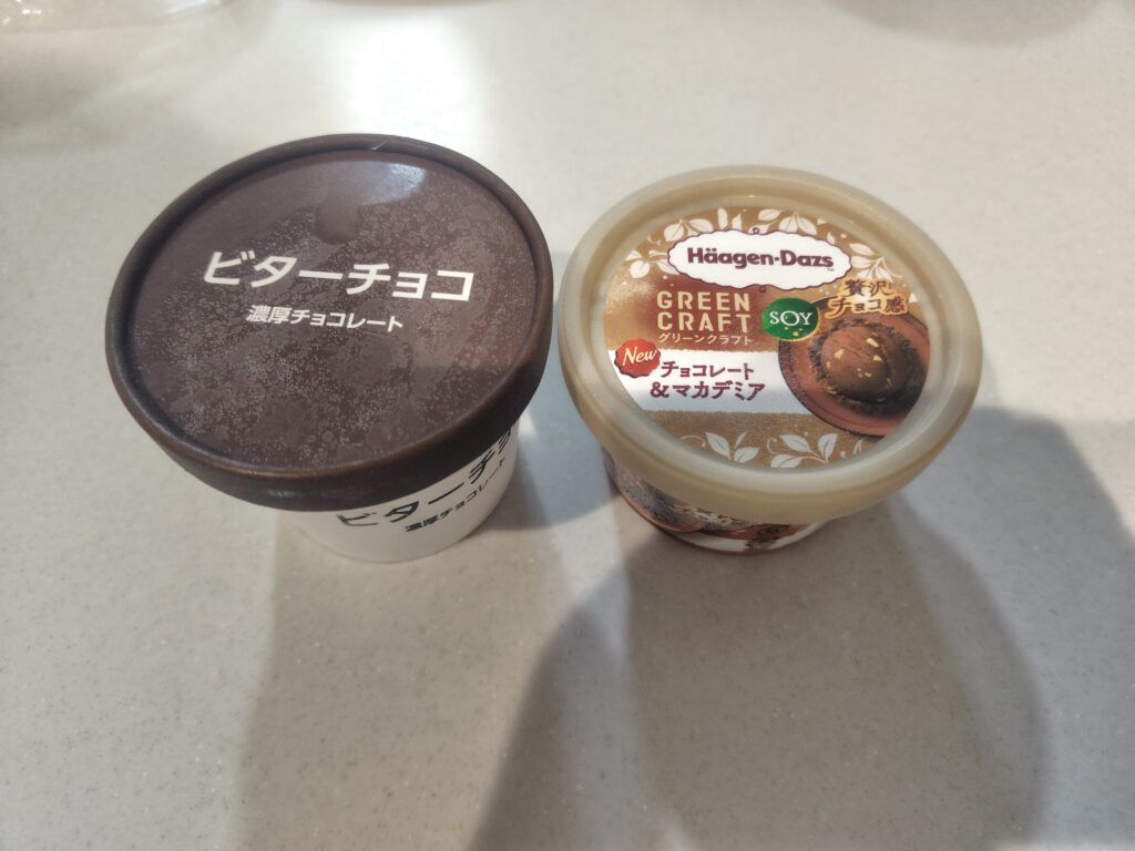 OKストアのビターチョコとハーゲンダッツのチョコレート&マカデミアのパッケージ