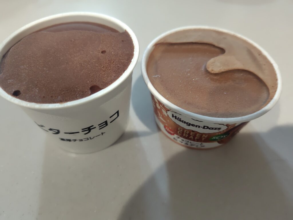 OKストアのビターチョコとハーゲンダッツのチョコレート&マカデミアの中身