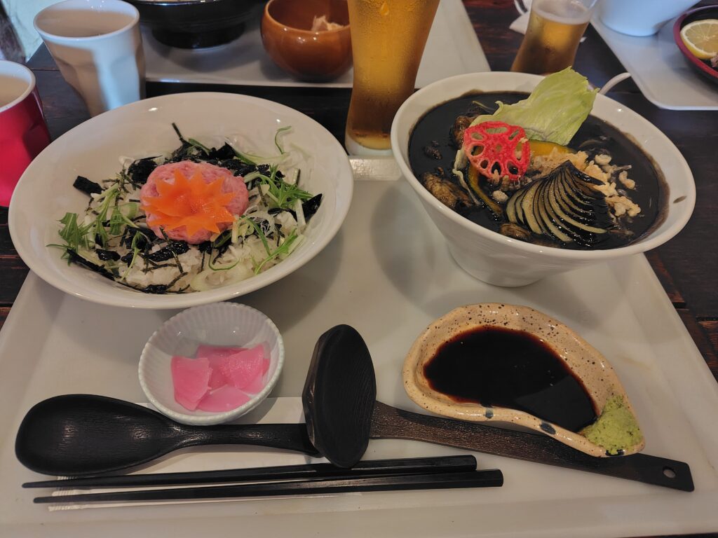 ネギトロ丼と黒カレーうどんセット1,350円