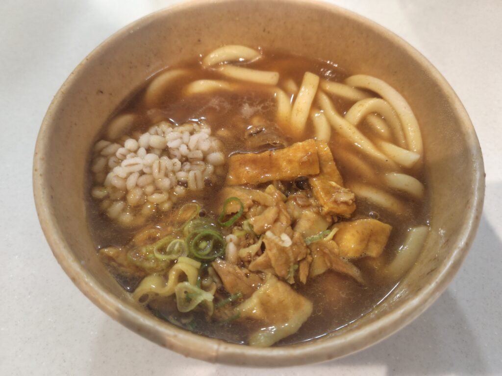 だし香るカレーうどん ネギ、油揚げもあって本当にお蕎麦屋さんのカレーうどん!
